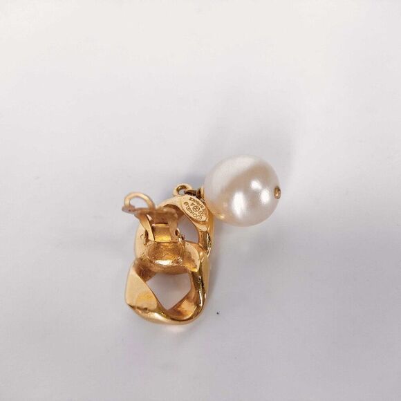Pristine Vintage Chanel Gold-Plated Clip On Earrings with Drop Baroque Pearls - Picture 5 of 11